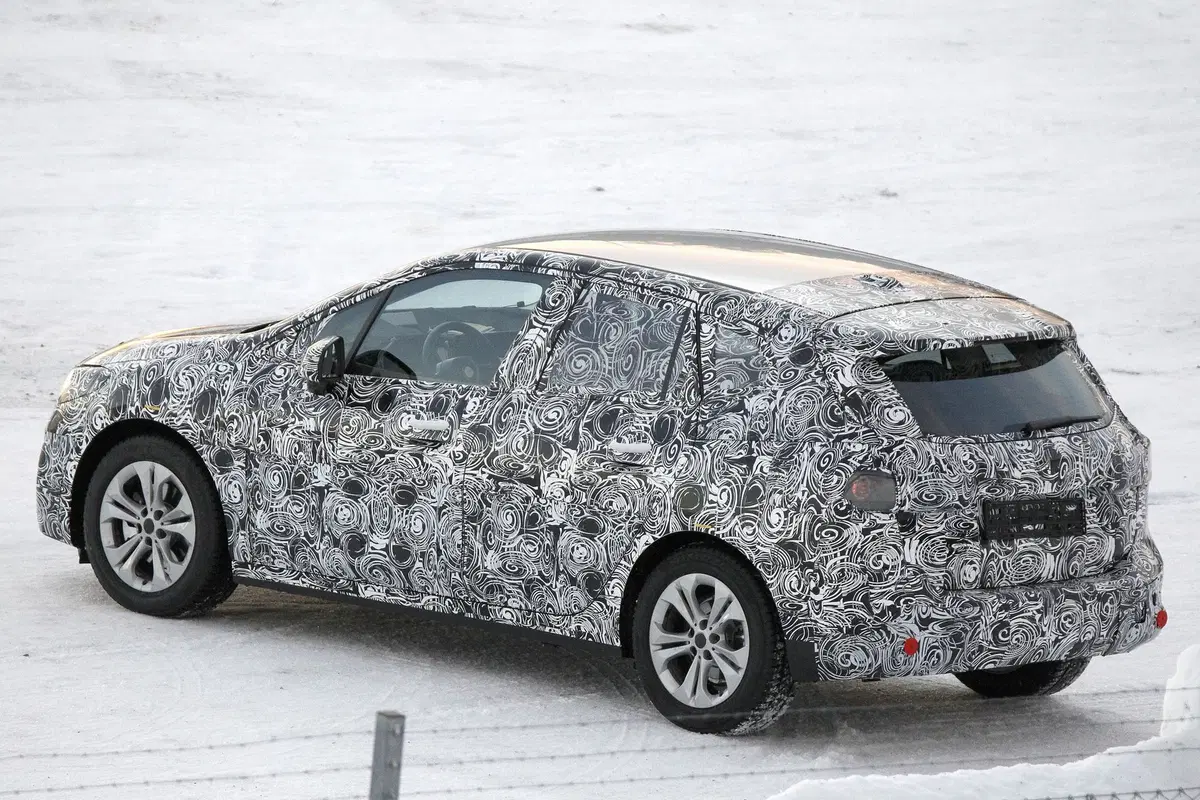BMW Serie 2 Active Tourer: avvistata la nuova generazione [Foto spia] (9)