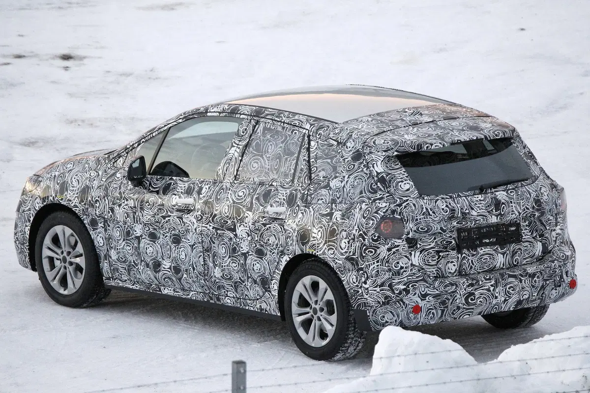 BMW Serie 2 Active Tourer: avvistata la nuova generazione [Foto spia] (6)