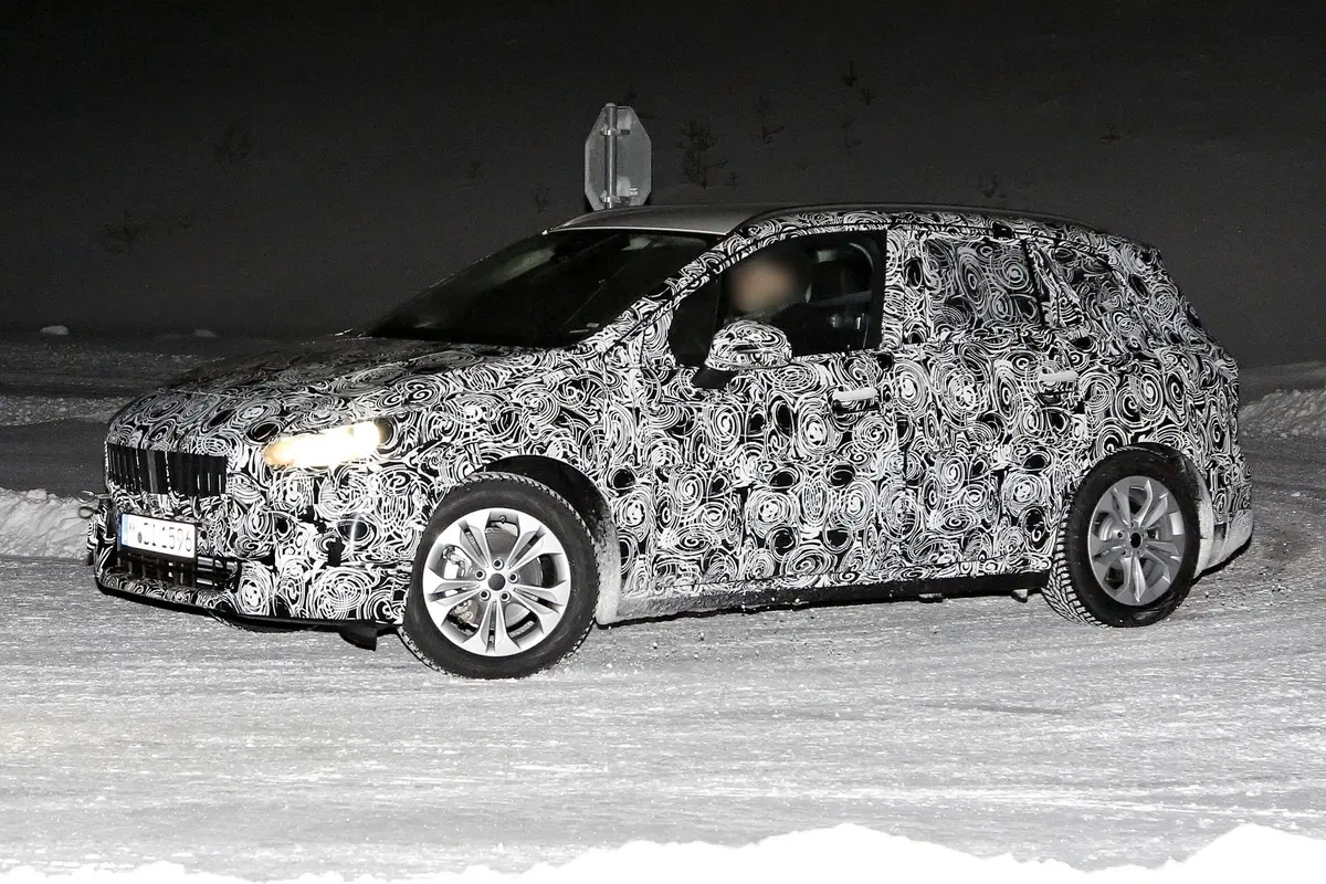 BMW Serie 2 Active Tourer: avvistata la nuova generazione [Foto spia] (13)