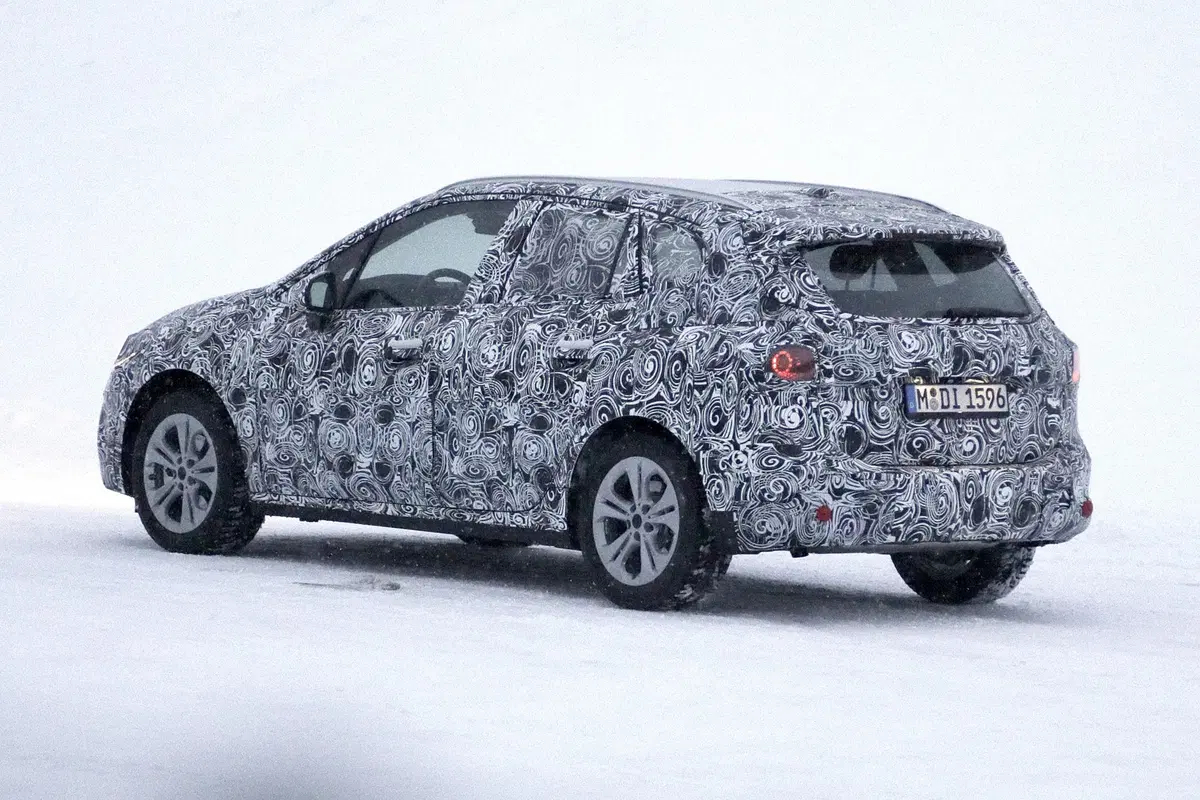 BMW Serie 2 Active Tourer: avvistata la nuova generazione [Foto spia] (12)
