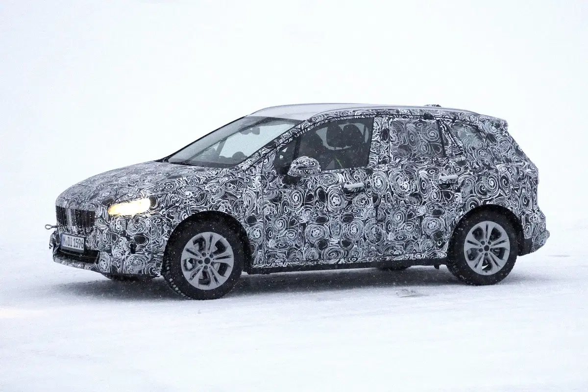 BMW Serie 2 Active Tourer: avvistata la nuova generazione [Foto spia] (14)