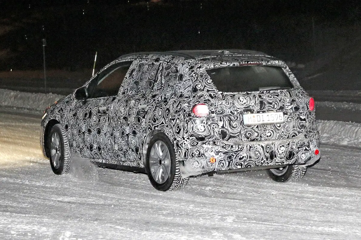 BMW Serie 2 Active Tourer: avvistata la nuova generazione [Foto spia] (3)