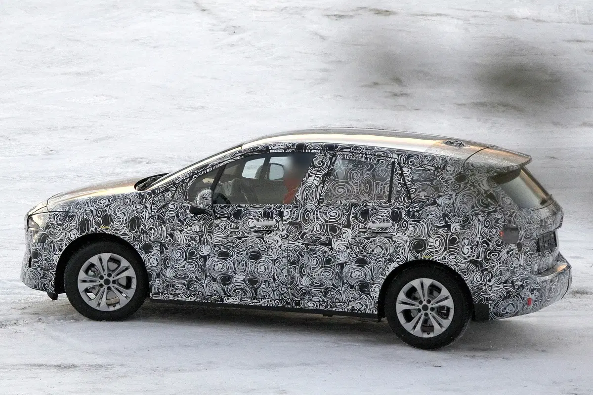 BMW Serie 2 Active Tourer: avvistata la nuova generazione [Foto spia] (11)