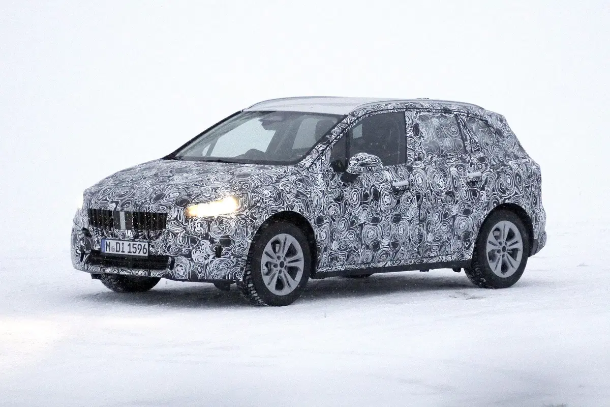 BMW Serie 2 Active Tourer: avvistata la nuova generazione [Foto spia] (18)