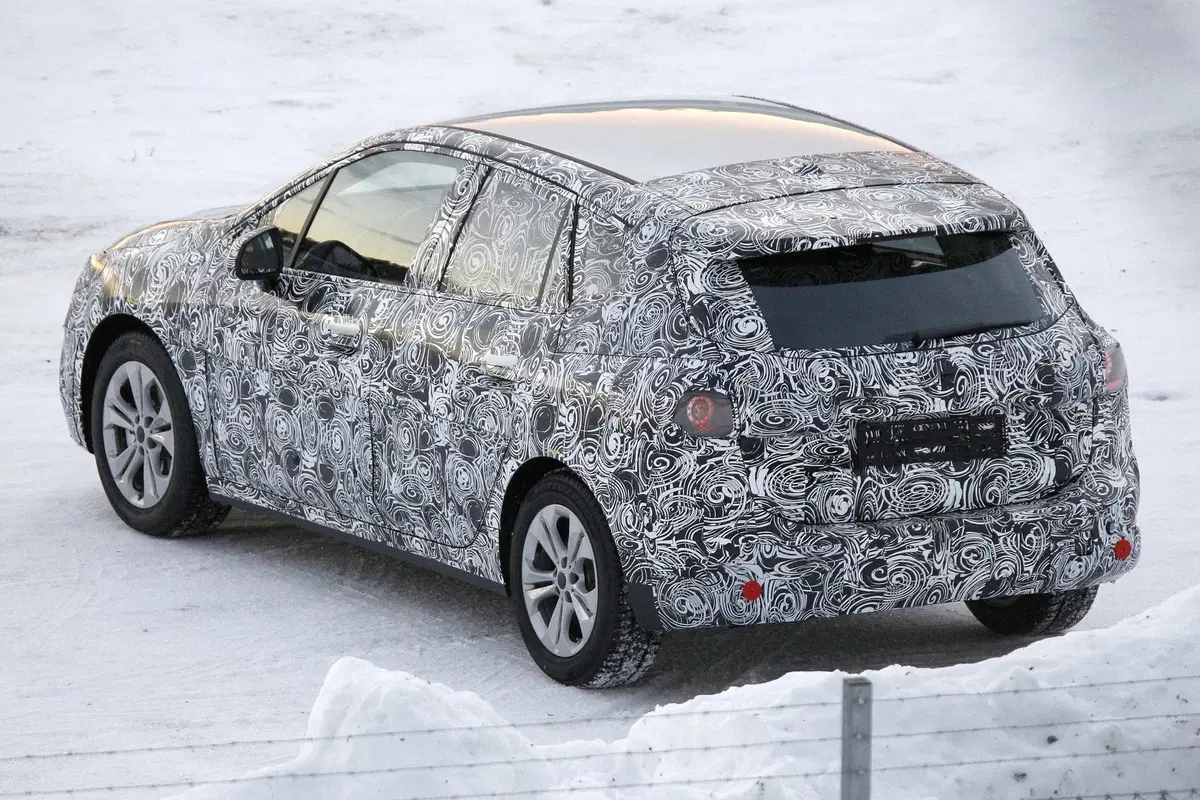 BMW Serie 2 Active Tourer: avvistata la nuova generazione [Foto spia] (19)