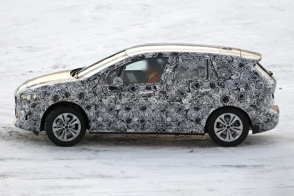 BMW Serie 2 Active Tourer: avvistata la nuova generazione [Foto spia] (15)