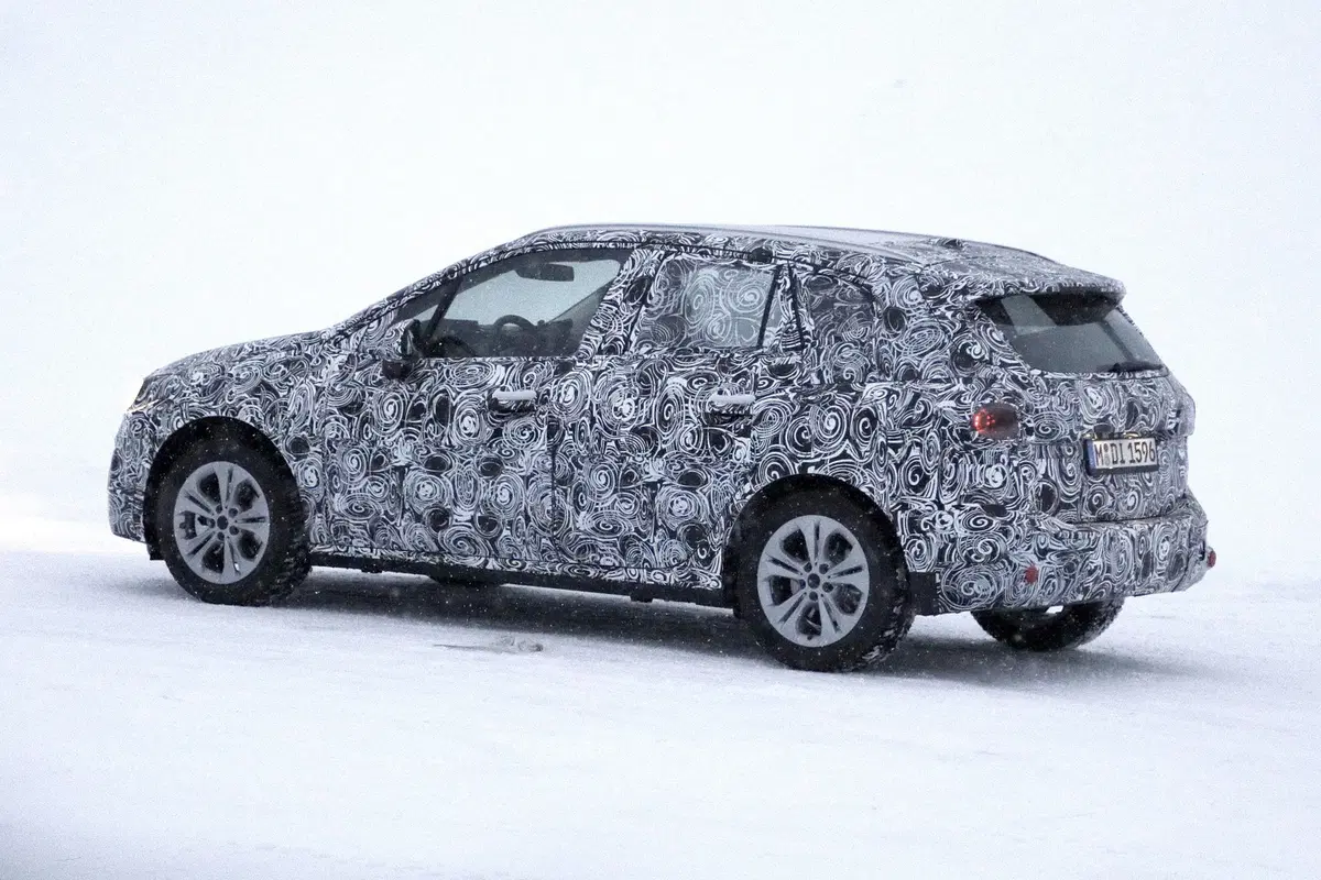 BMW Serie 2 Active Tourer: avvistata la nuova generazione [Foto spia] (16)