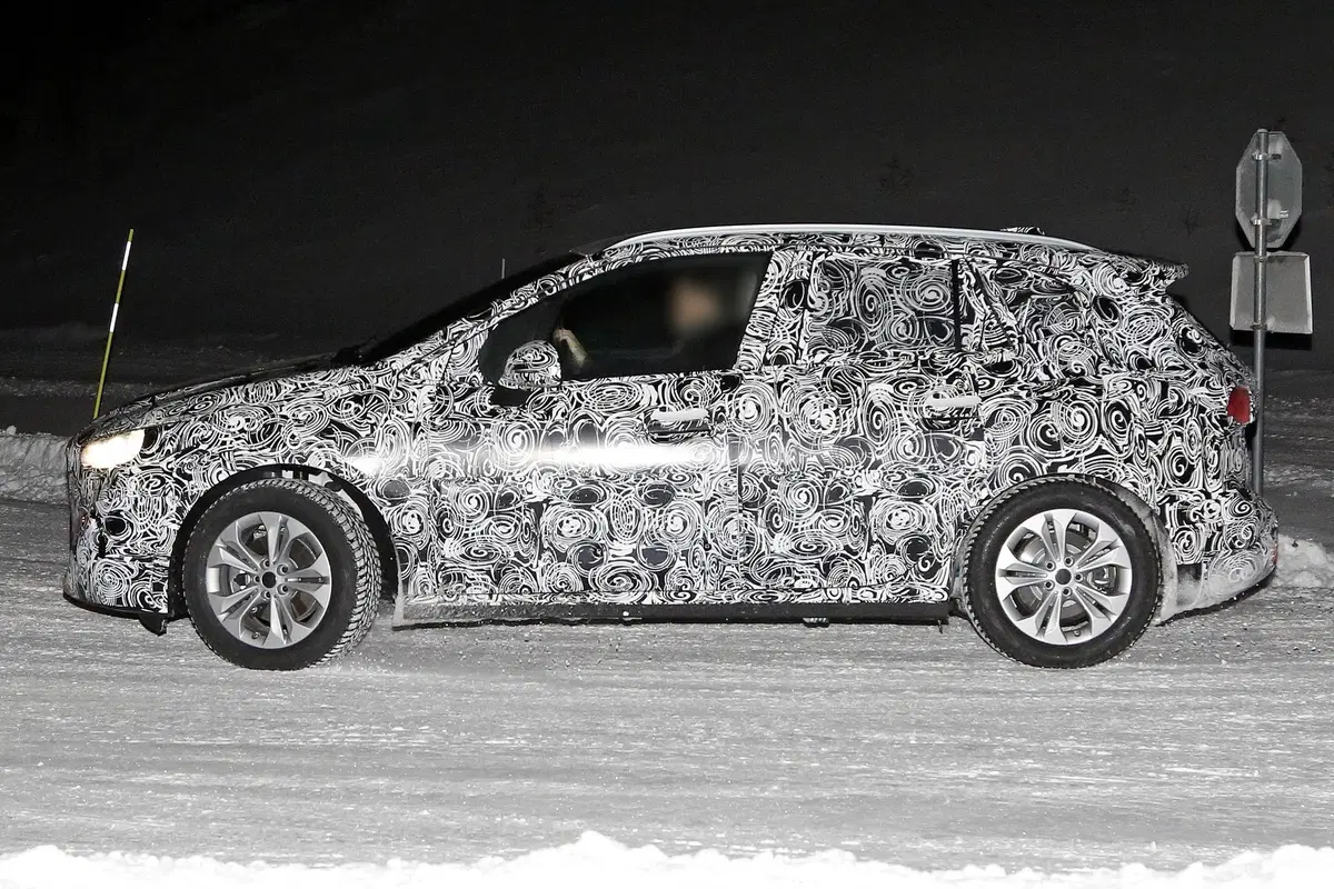 BMW Serie 2 Active Tourer: avvistata la nuova generazione [Foto spia] (17)