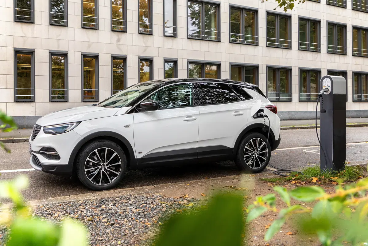 Opel Grandland X, arriva l'ibrida plug-in a trazione anteriore
