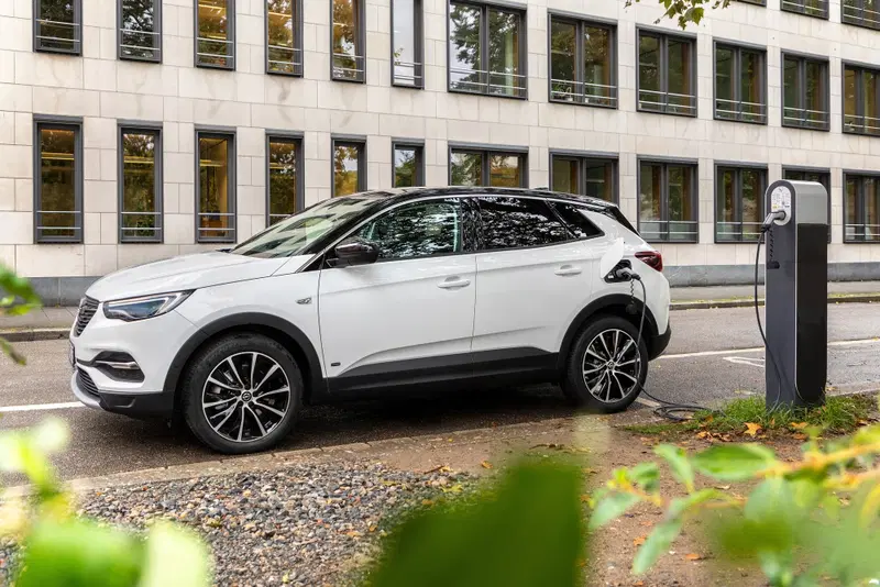 Opel Grandland X, arriva l'ibrida plug-in a trazione anteriore