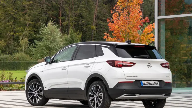 Opel Grandland X, arriva l'ibrida plug-in a trazione anteriore