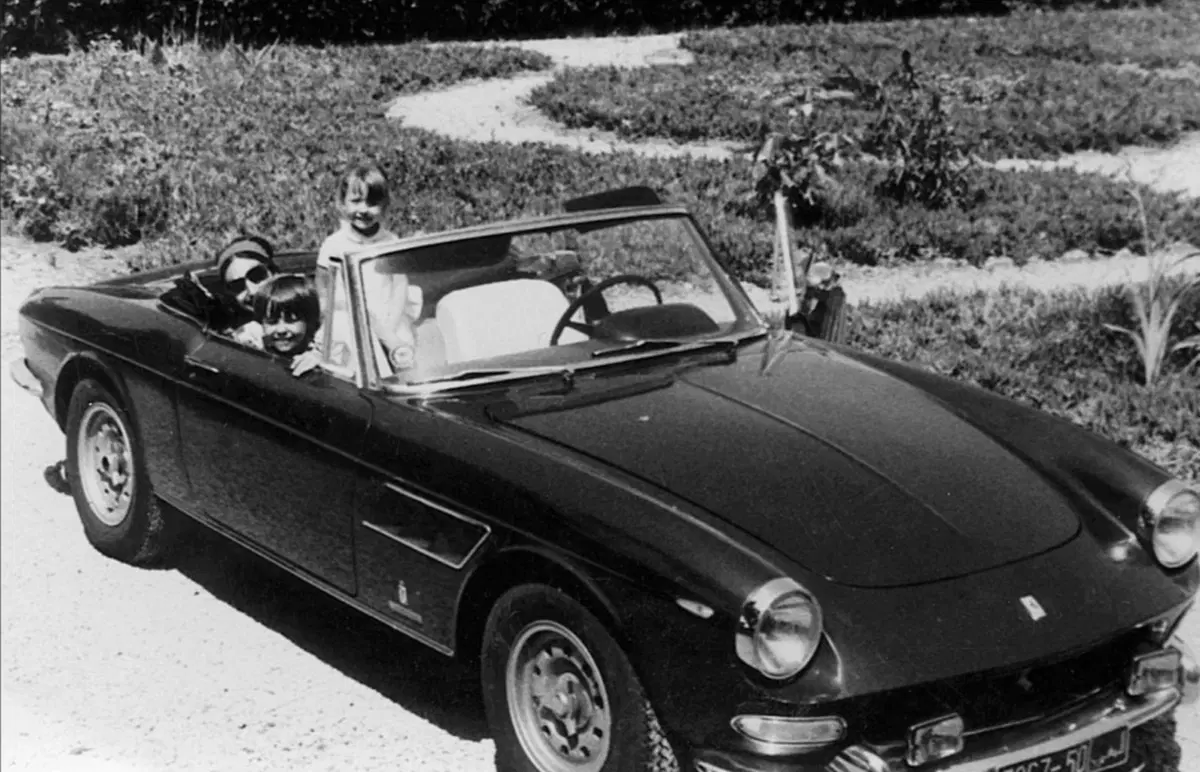 Ferrari 275 GTS: disegnata da Pininfarina e appartenuta al Principe del Marocco (10)