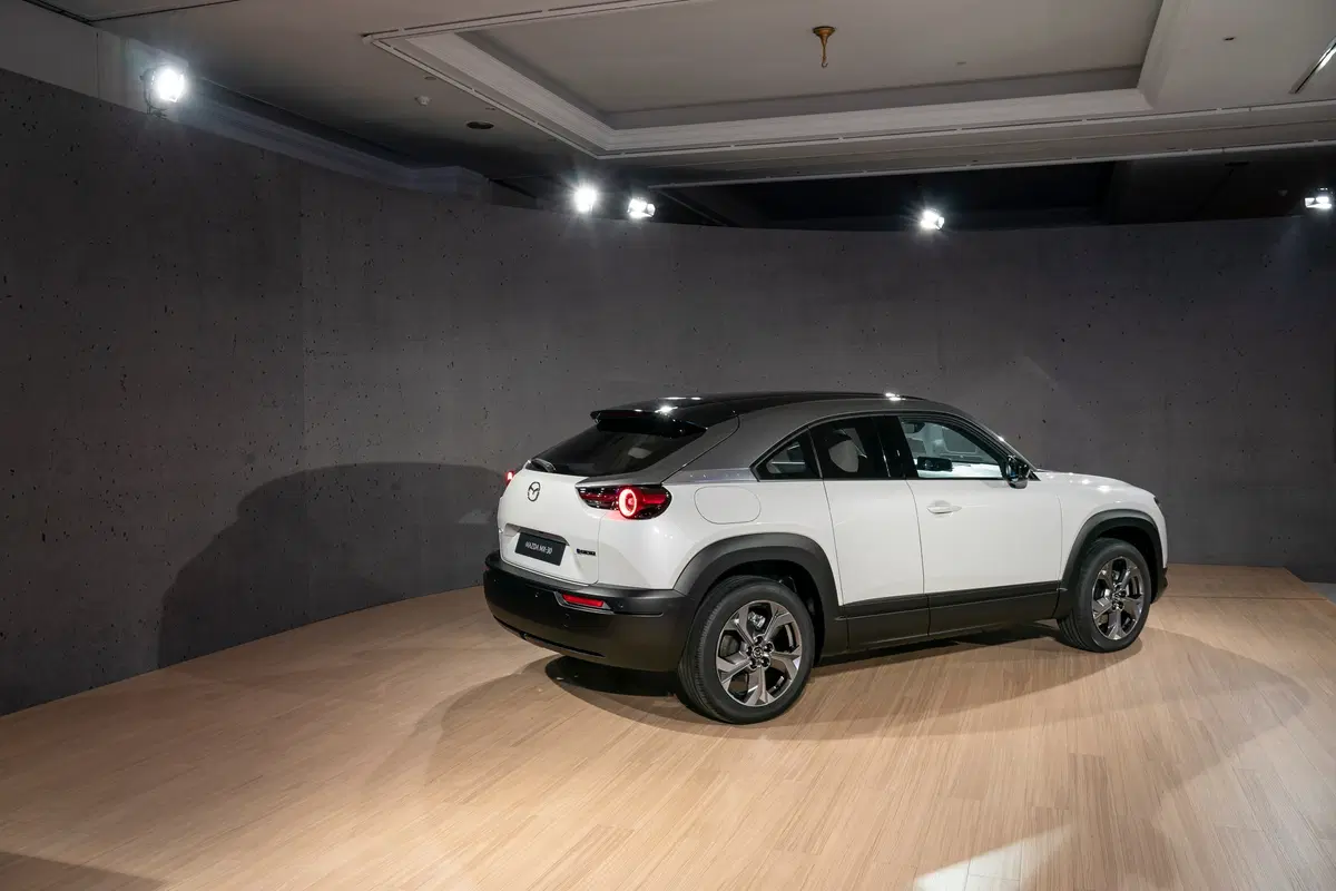 Mazda MX-30 2020, la macchina elettrica con...il Wankel! [Video] (11)