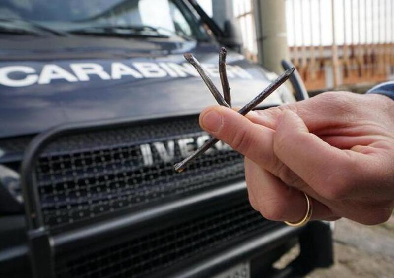 Gommista gettava chiodi per strada: denunciato