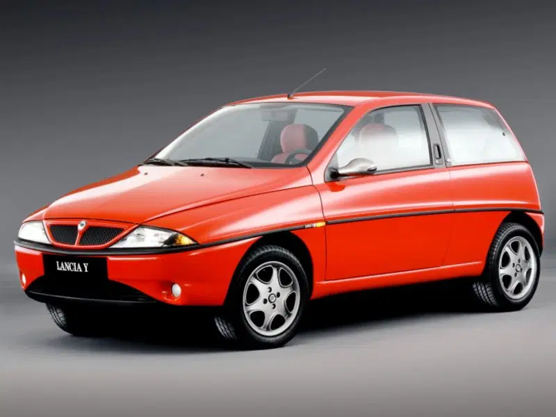 La Ypsilon Elefantino Rosso con i caratteristici specchietti in tinta grigio titanio
