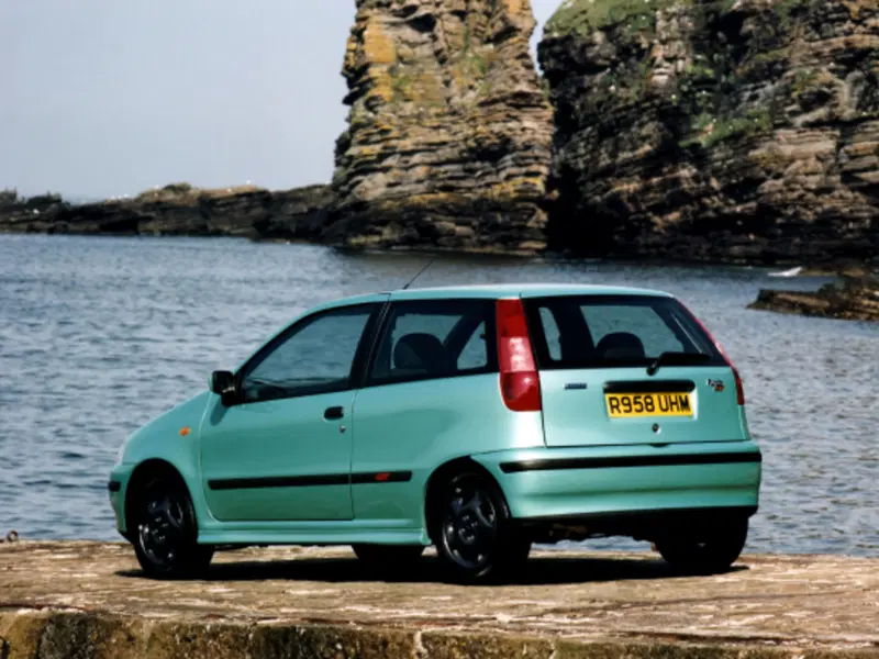 La Fiat Punto GT, la "bara" da oltre 130 CV che ha fatto innamorare tantissimi giovani negli anni '90