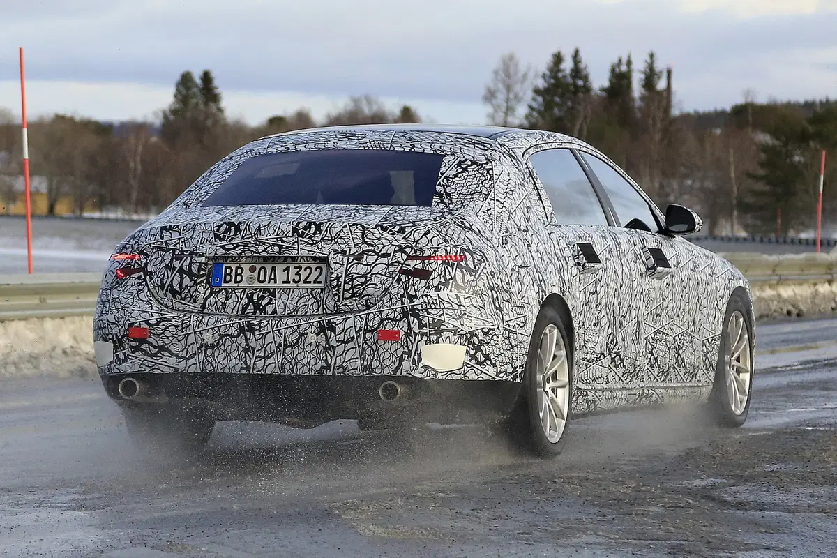 Mercedes Maybach Classe S: la berlinona ultra lusso [Foto spia] (10)