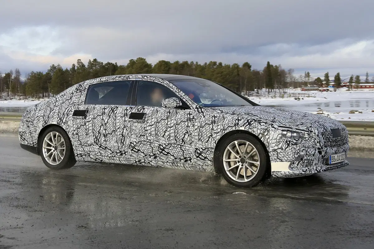 Mercedes Maybach Classe S: la berlinona ultra lusso [Foto spia] (9)
