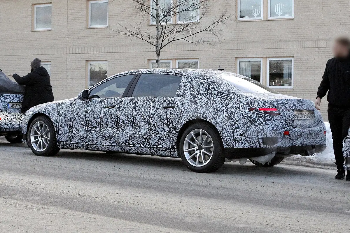 Mercedes Maybach Classe S: la berlinona ultra lusso [Foto spia] (3)