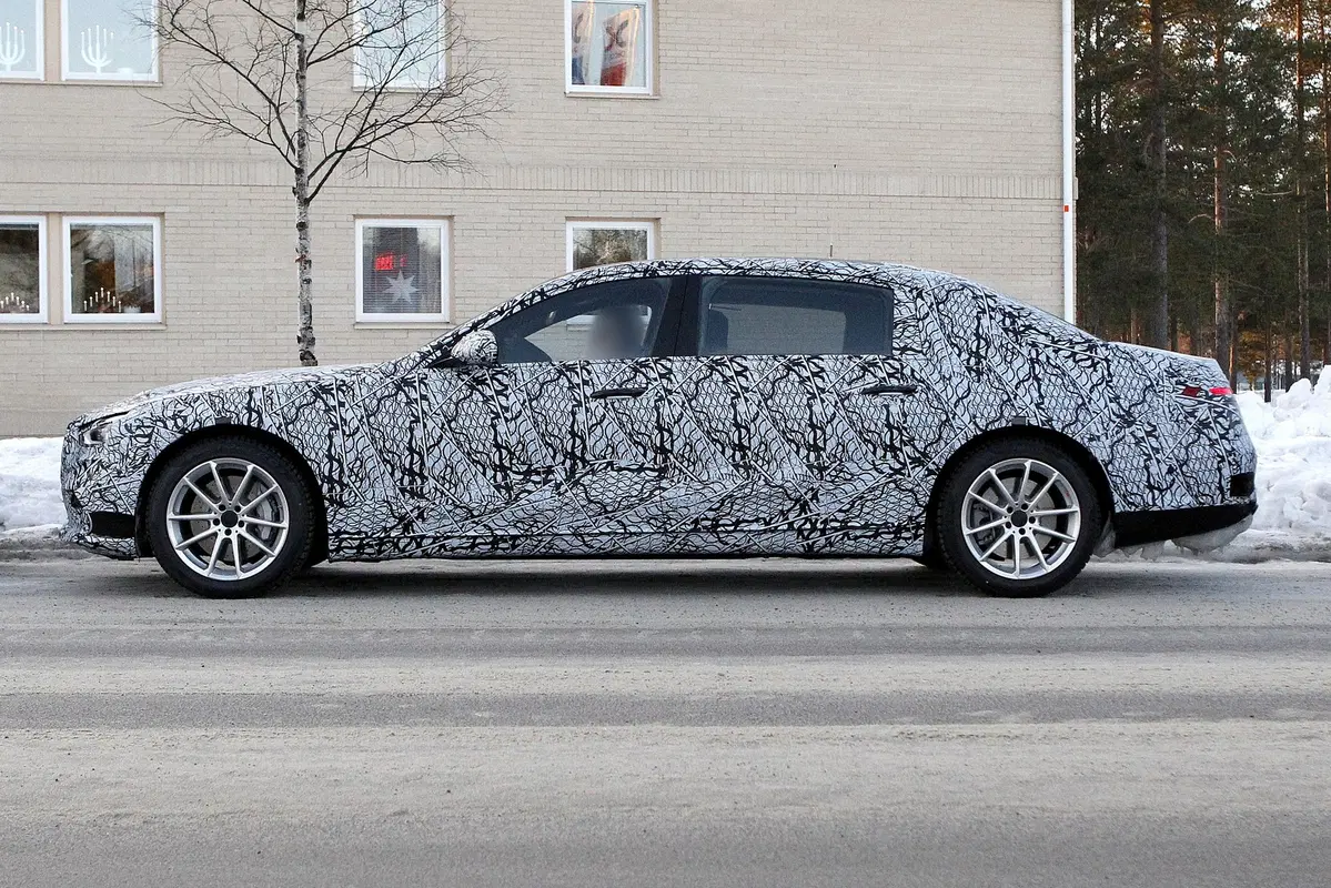 Mercedes Maybach Classe S: la berlinona ultra lusso [Foto spia] (13)