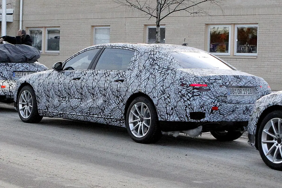 Mercedes Maybach Classe S: la berlinona ultra lusso [Foto spia] (21)