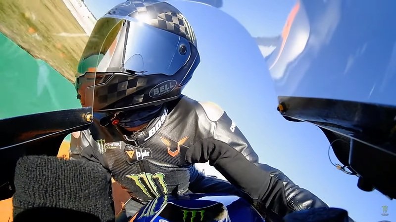 Rossi VS Hamilton: l&#039;on board del pilota di F1 sulla MotoGP