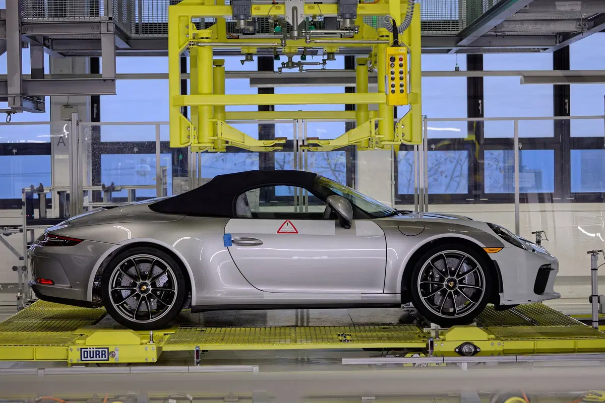 Porsche 911, uscita dalle linee l'ultima 991 