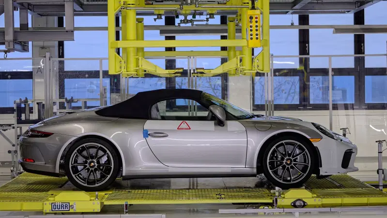 Porsche 911, uscita dalle linee l'ultima 991 