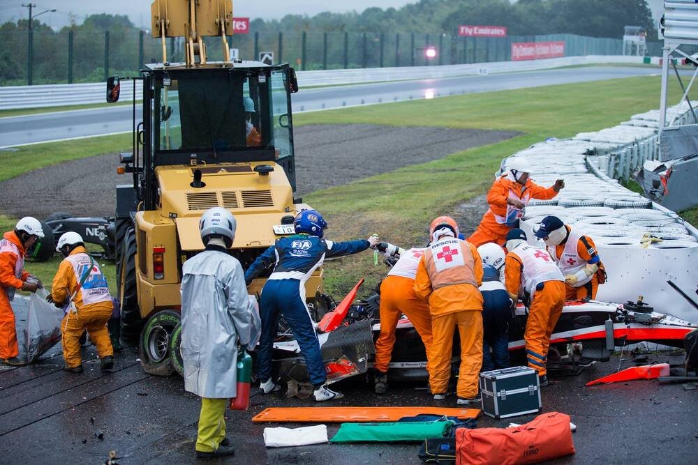 I soccorsi dopo il terribile incidente occorso a Jules Bianchi a Suzuka: era il 5 ottobre del 2014