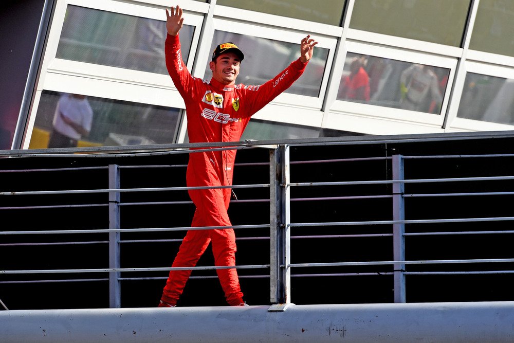 Charles Leclerc saluta i tifosi dal podio di Monza quest&#039;anno