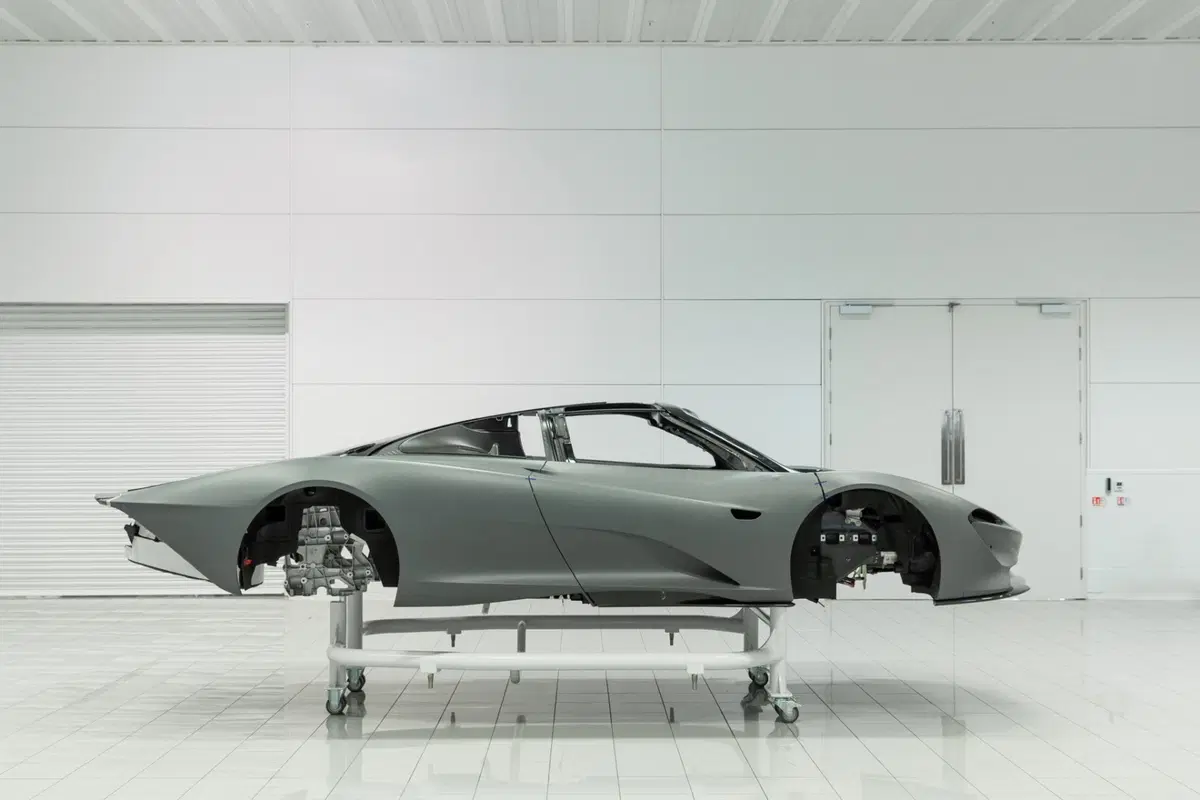 McLaren Speedtail: supercar ibrida da 403 km/h