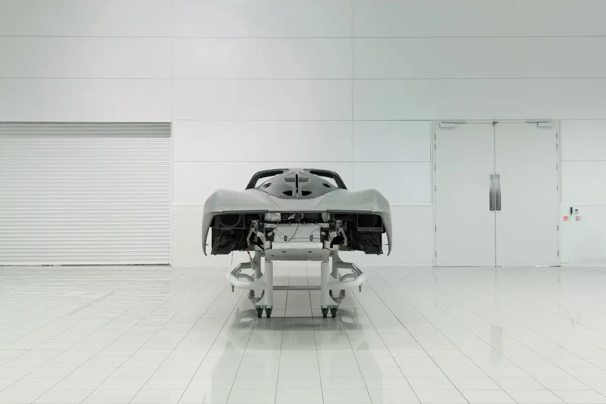 McLaren Speedtail: supercar ibrida da 403 km/h (6)