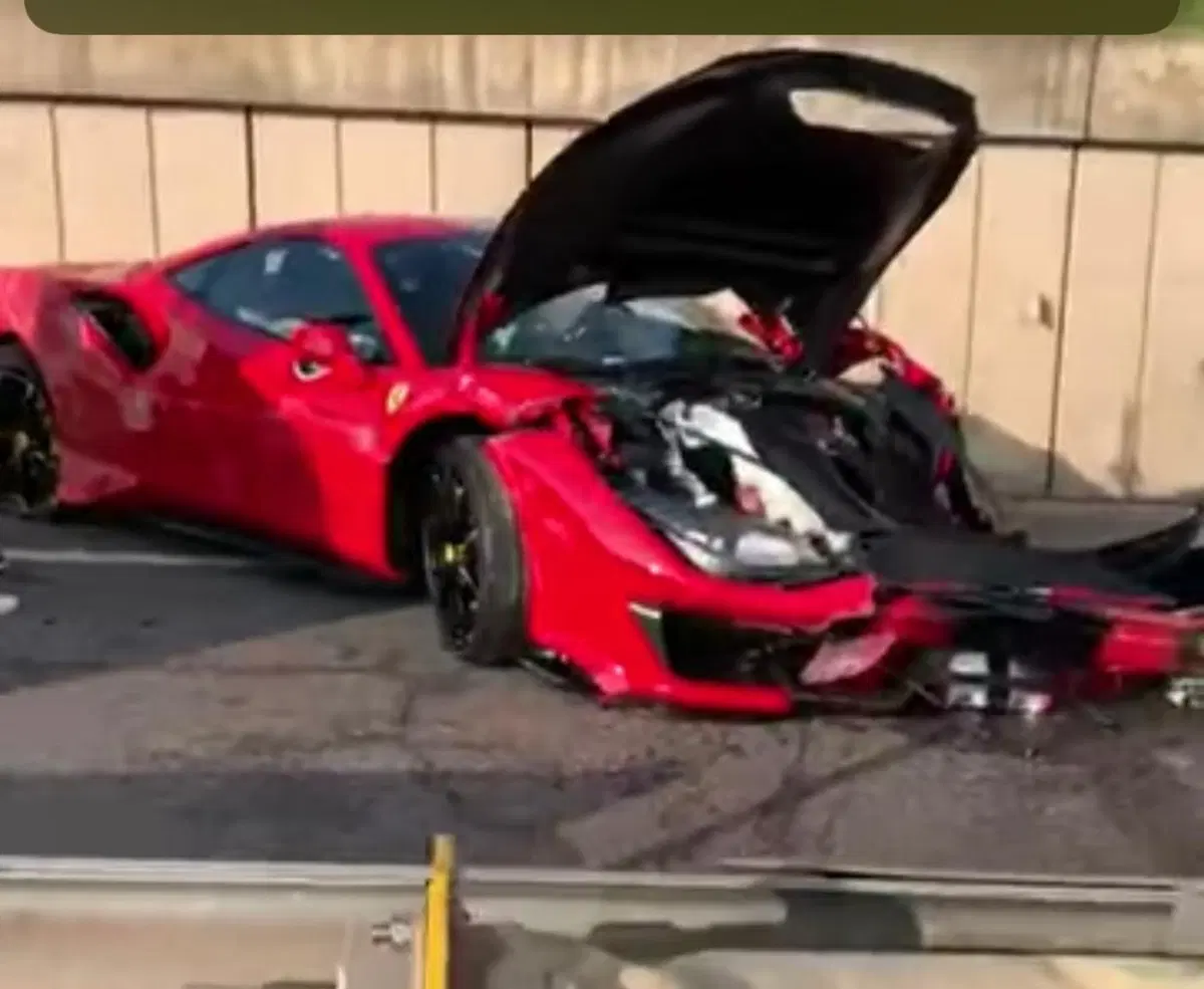 Incidente Ferrari causa code sulla A4: 488 distrutta, accesso chiuso con rallentamenti e curiosi [Foto Gallery & Video] (3)