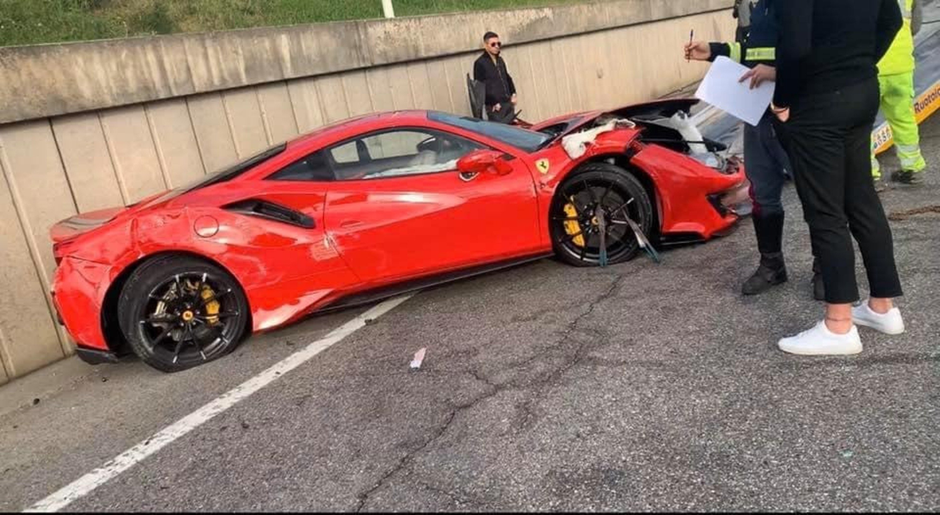 Incidente Ferrari causa code sulla A4: 488 distrutta, accesso chiuso con rallentamenti e curiosi [Foto Gallery &amp; Video]