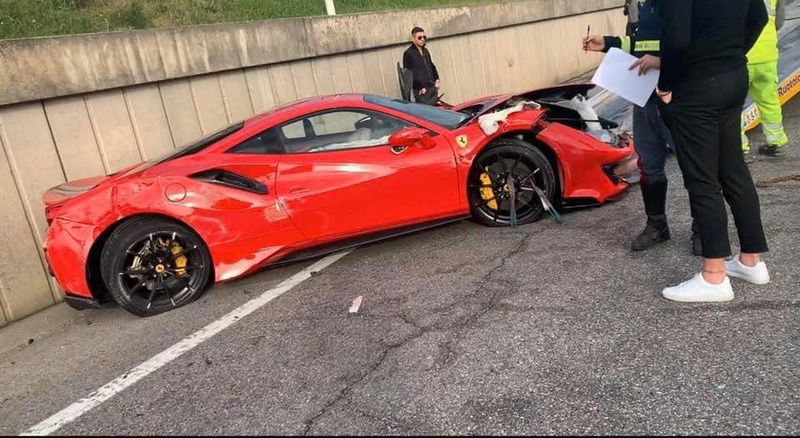 Incidente Ferrari causa code sulla A4: 488 distrutta, accesso chiuso con rallentamenti e curiosi [Foto Gallery &amp; Video]