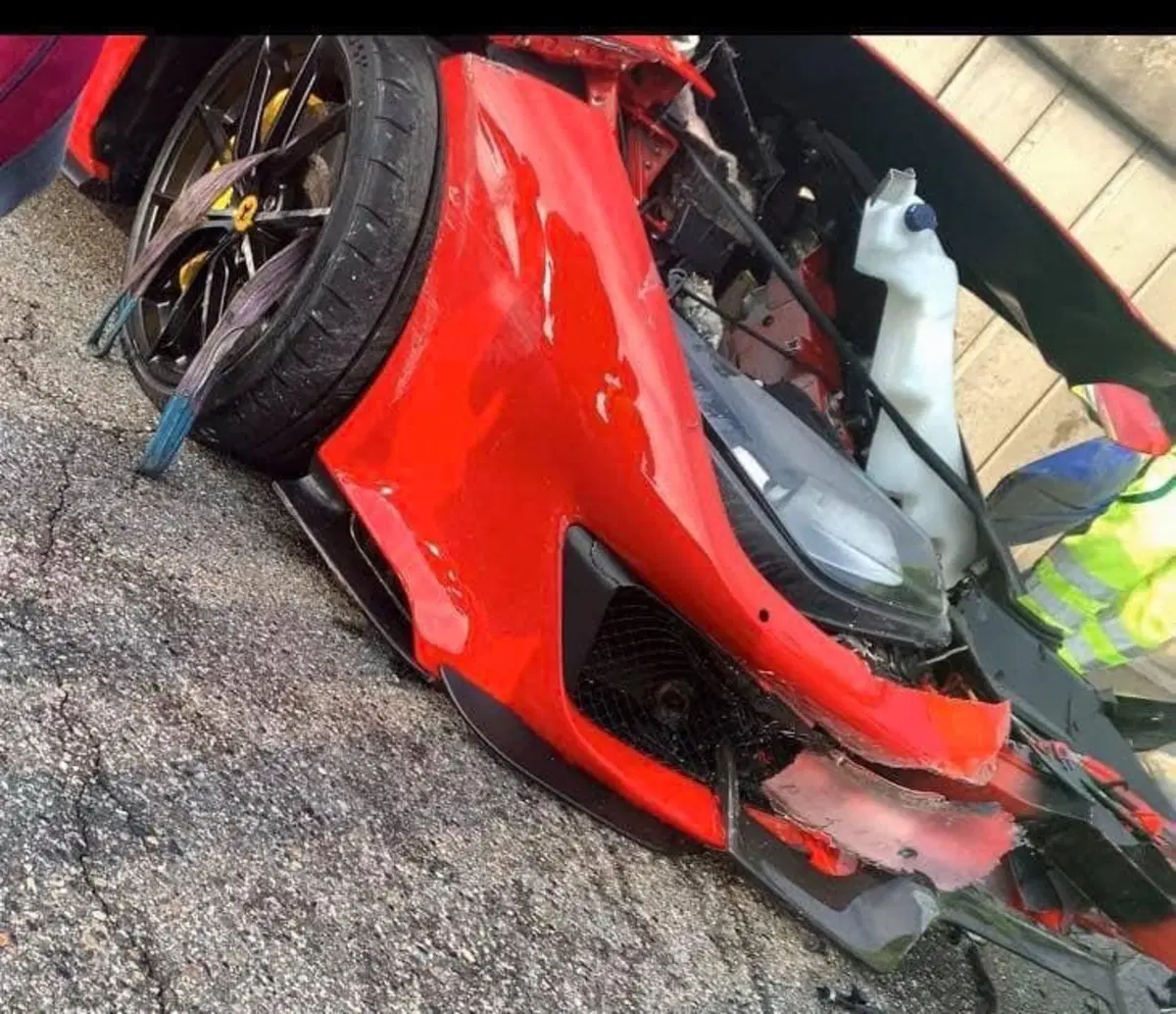 Incidente Ferrari causa code sulla A4: 488 distrutta, accesso chiuso con rallentamenti e curiosi [Foto Gallery & Video] (2)