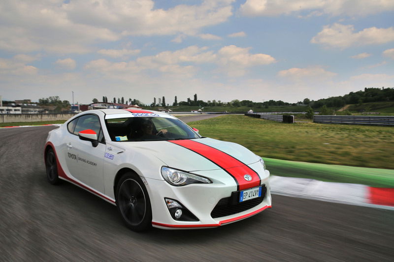 Una Toyota GT86 allestita per la Driving Academy: &egrave; lei la reginetta della guida sportiva in pista, insieme alla Lexus RC-F