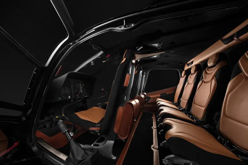 Interni studiati in collaborazione con i designer Aston Martin