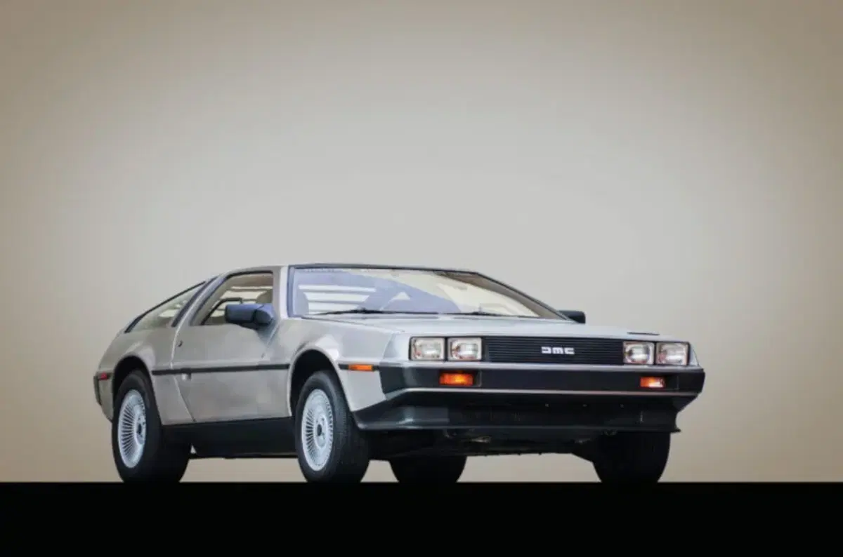 DeLorean DMC-12: all'asta l'auto con il kit che la fa "volare"