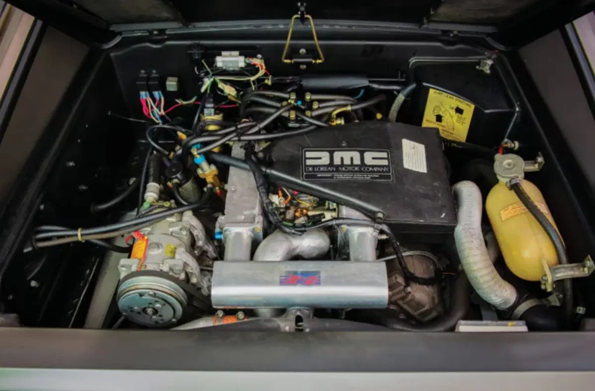 DeLorean DMC-12: all'asta l'auto con il kit che la fa 'volare' (2)