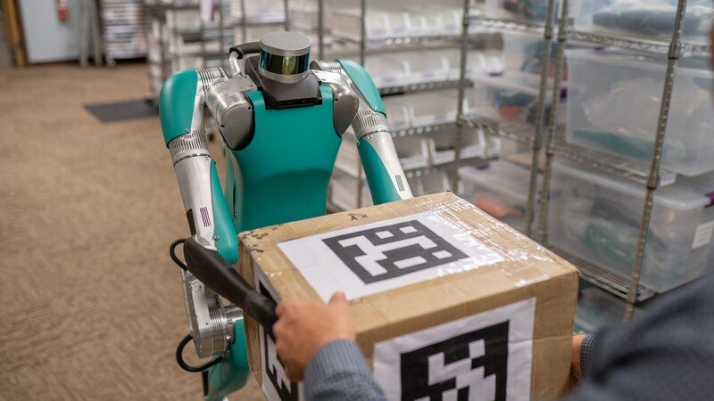 Ford: robot con braccia e gambe a supporto dei veicoli commerciali