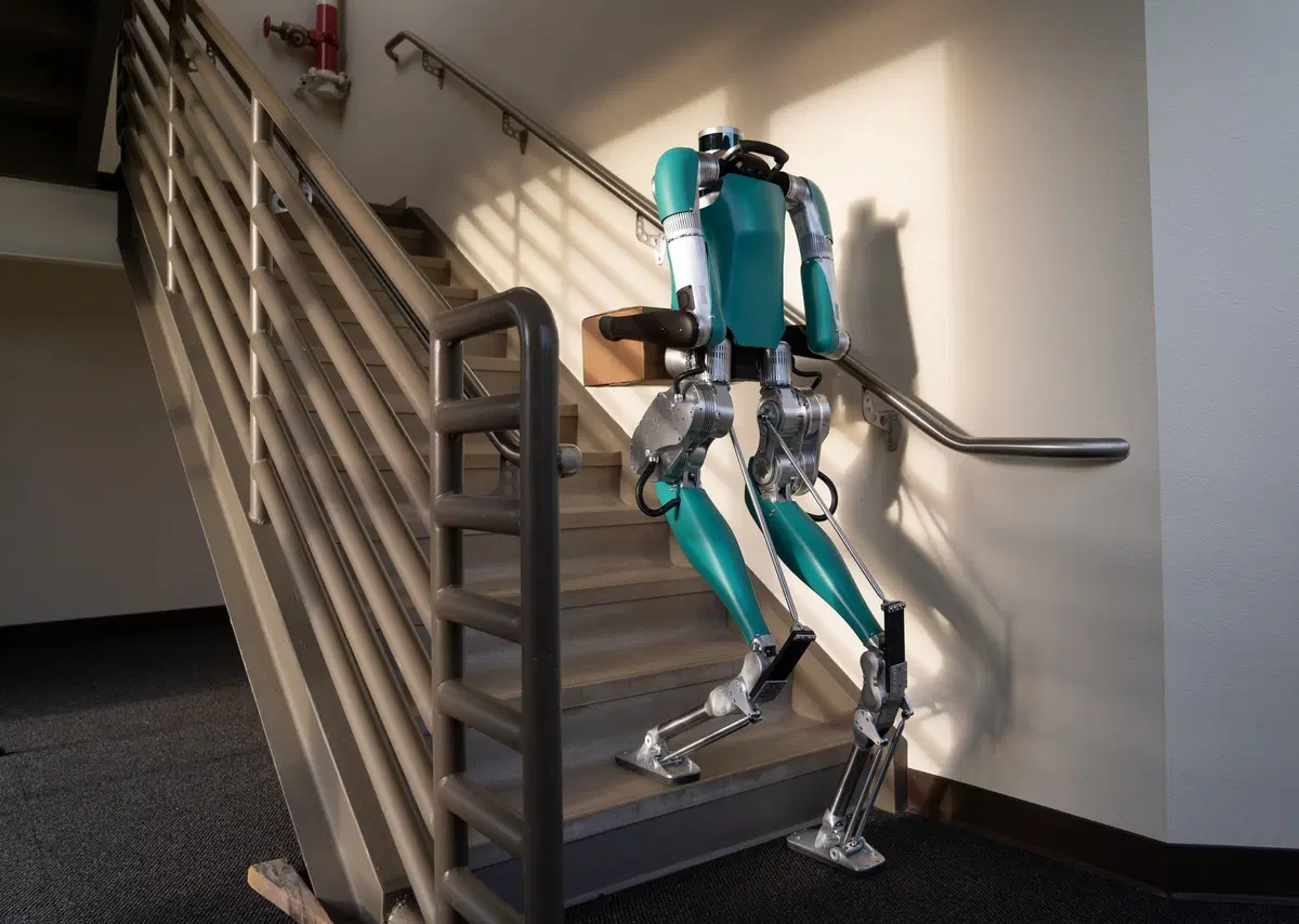 Ford: robot con braccia e gambe a supporto dei veicoli commerciali (2)