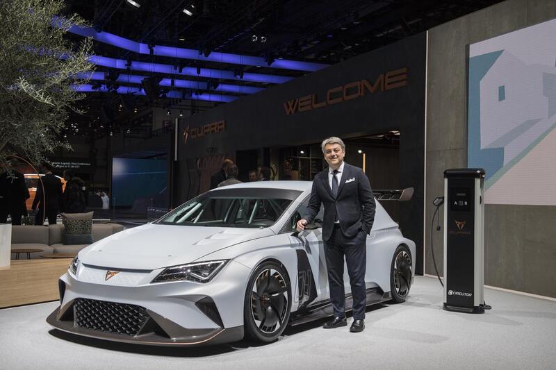 De Meo posa accanto alla Cupra e-Racer Concept