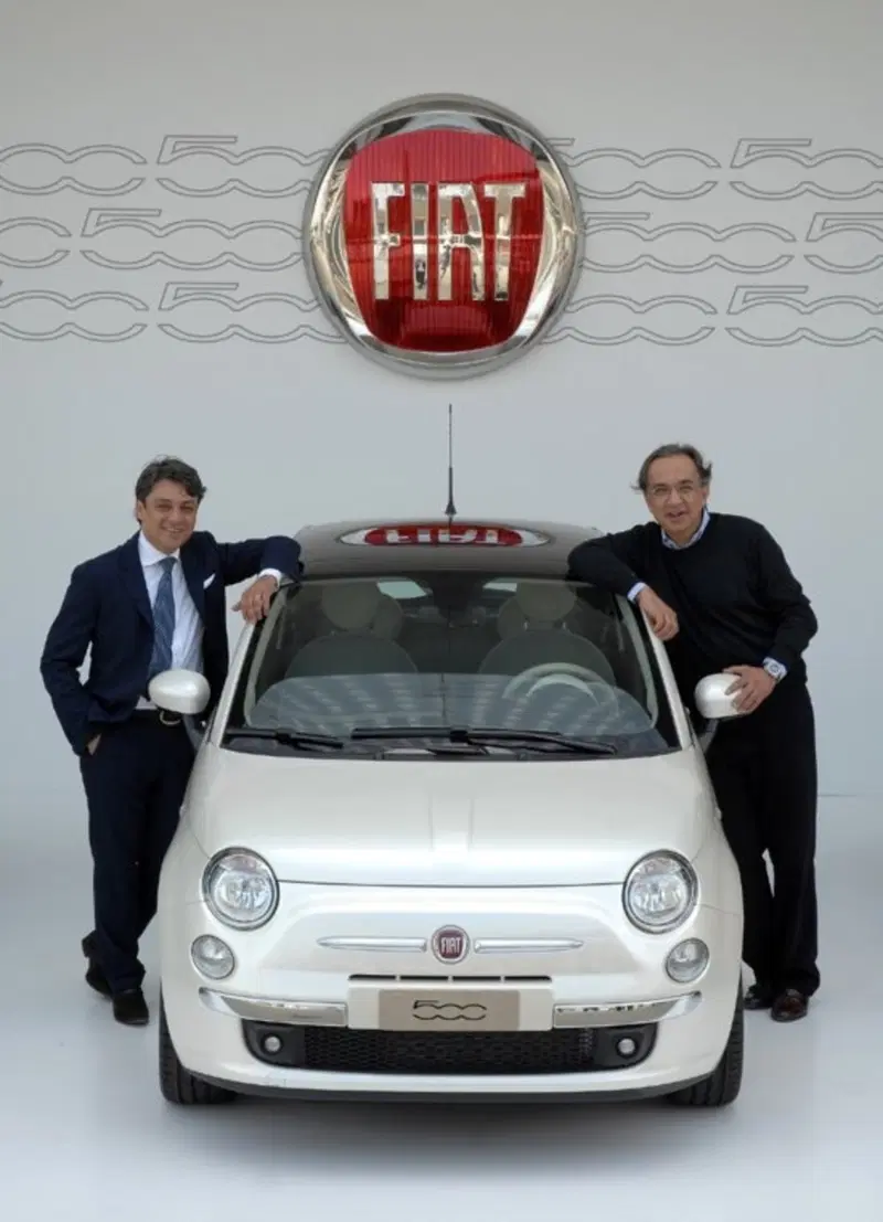 Luca De Meo e Sergio Marchionne accanto alla Fiat 500. E' il 2007