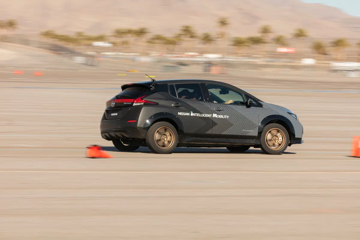 Nissan e-4FORCE: doppio motore elettrico e trazione 4x4 (6)