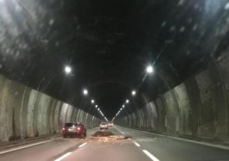 Crolla il rivestimento della volta, chiusa galleria sulla A6