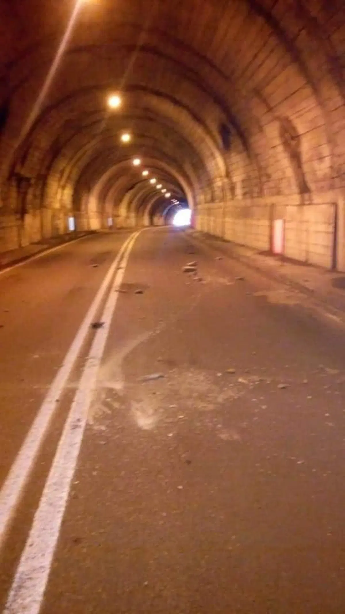 Ancora una galleria a rischio: calcinacci provocano un incidente nel Bergamasco (3)