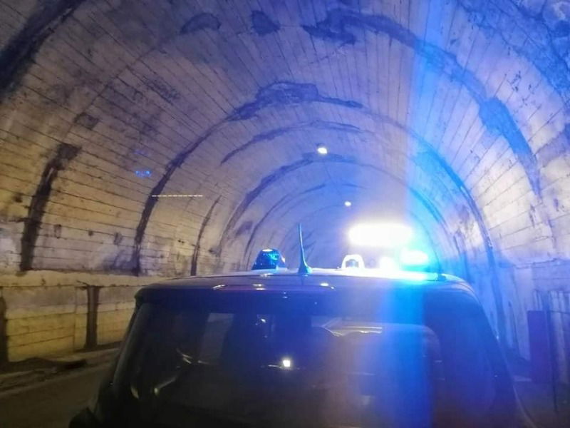 Ancora una galleria a rischio: calcinacci provocano un incidente nel Bergamasco