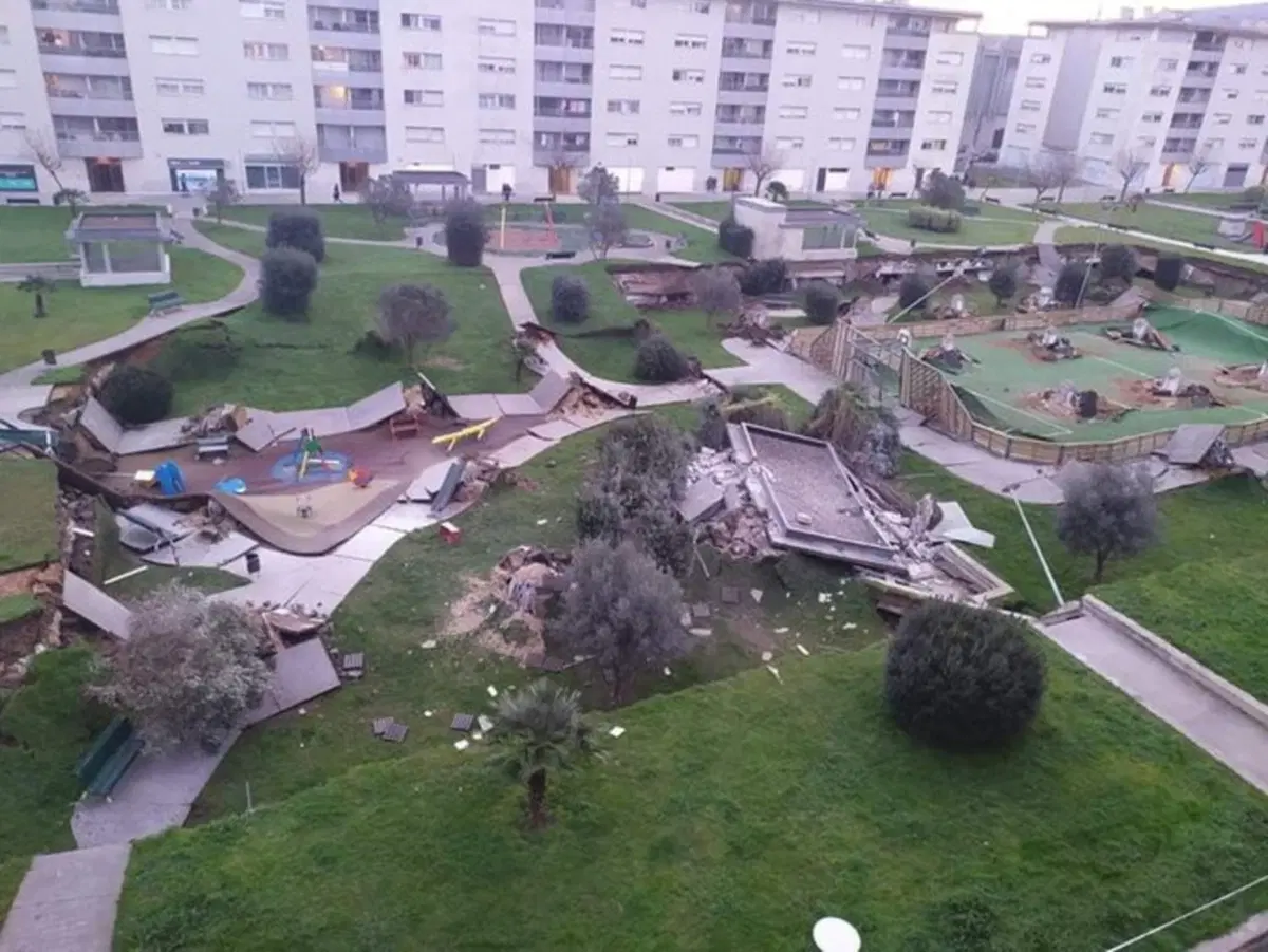 Crolla parco giochi su un parcheggio sotterraneo, paura in Spagna (3)