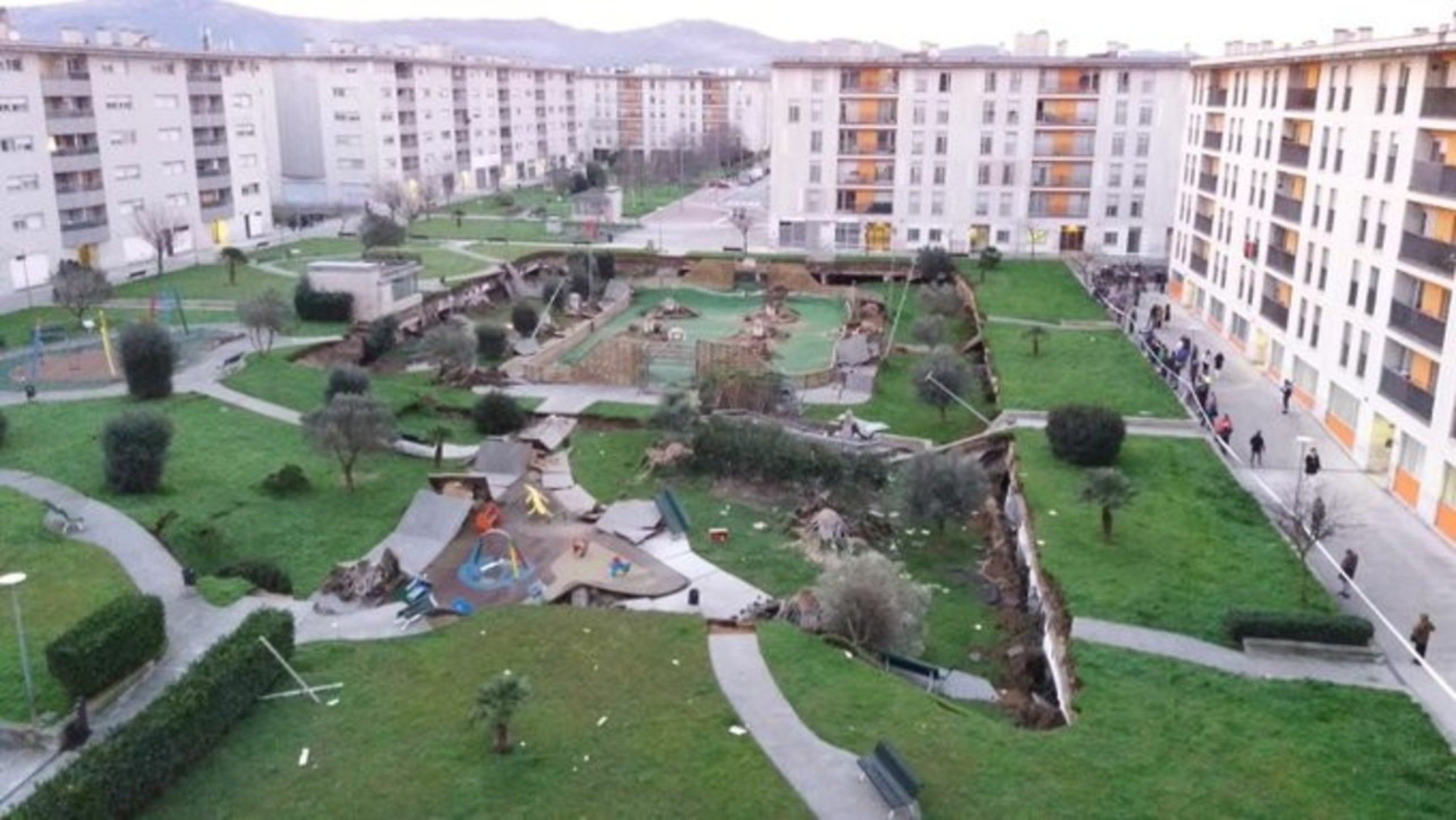 Crolla parco giochi su un parcheggio sotterraneo, paura in Spagna